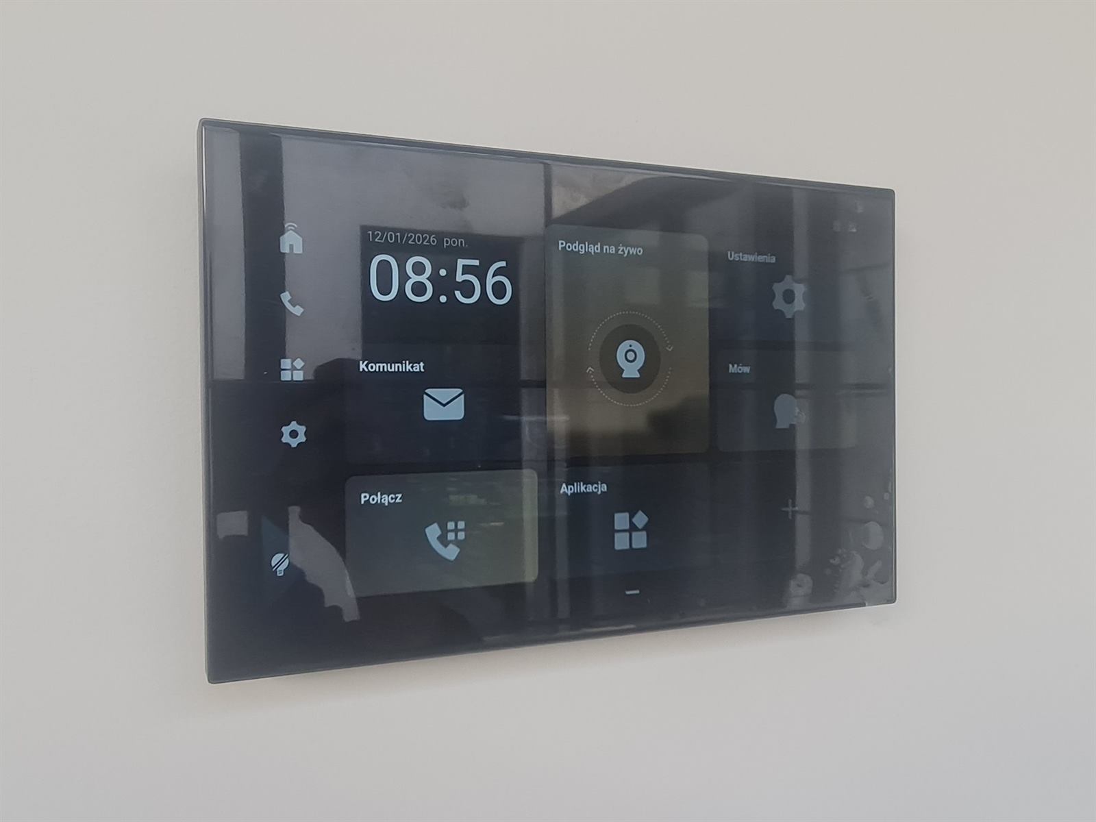 Panel dotykowy z podglądem kamer na ścianie w domu