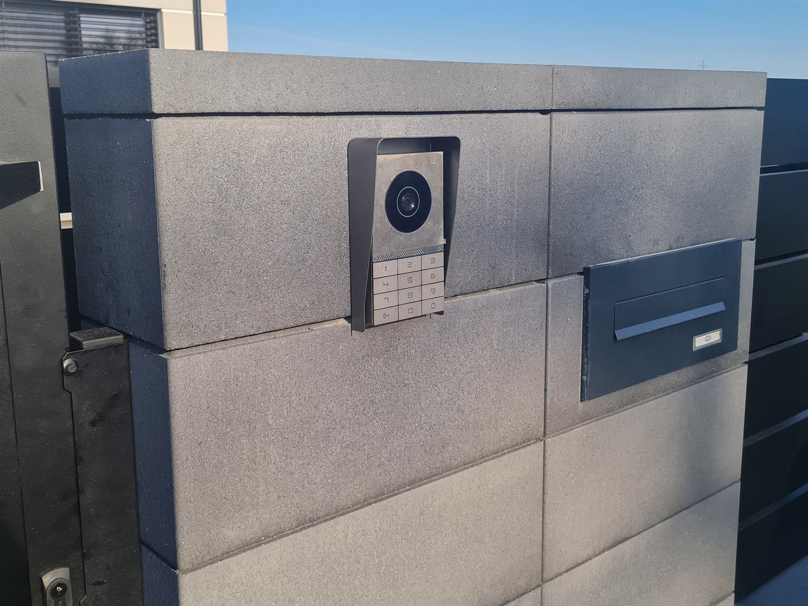 Stacja bramowa wideodomofonu Hikvision z klawiaturą kodową w słupku